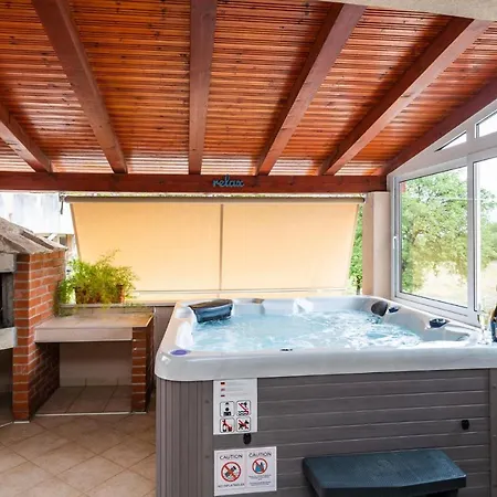 Awesome In Mlini With Jacuzzi Апартаменты *